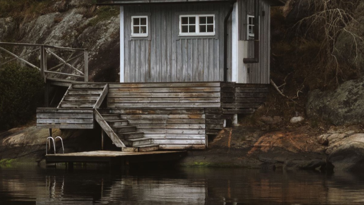 En stuga vid vatten i Stockholms skärgård